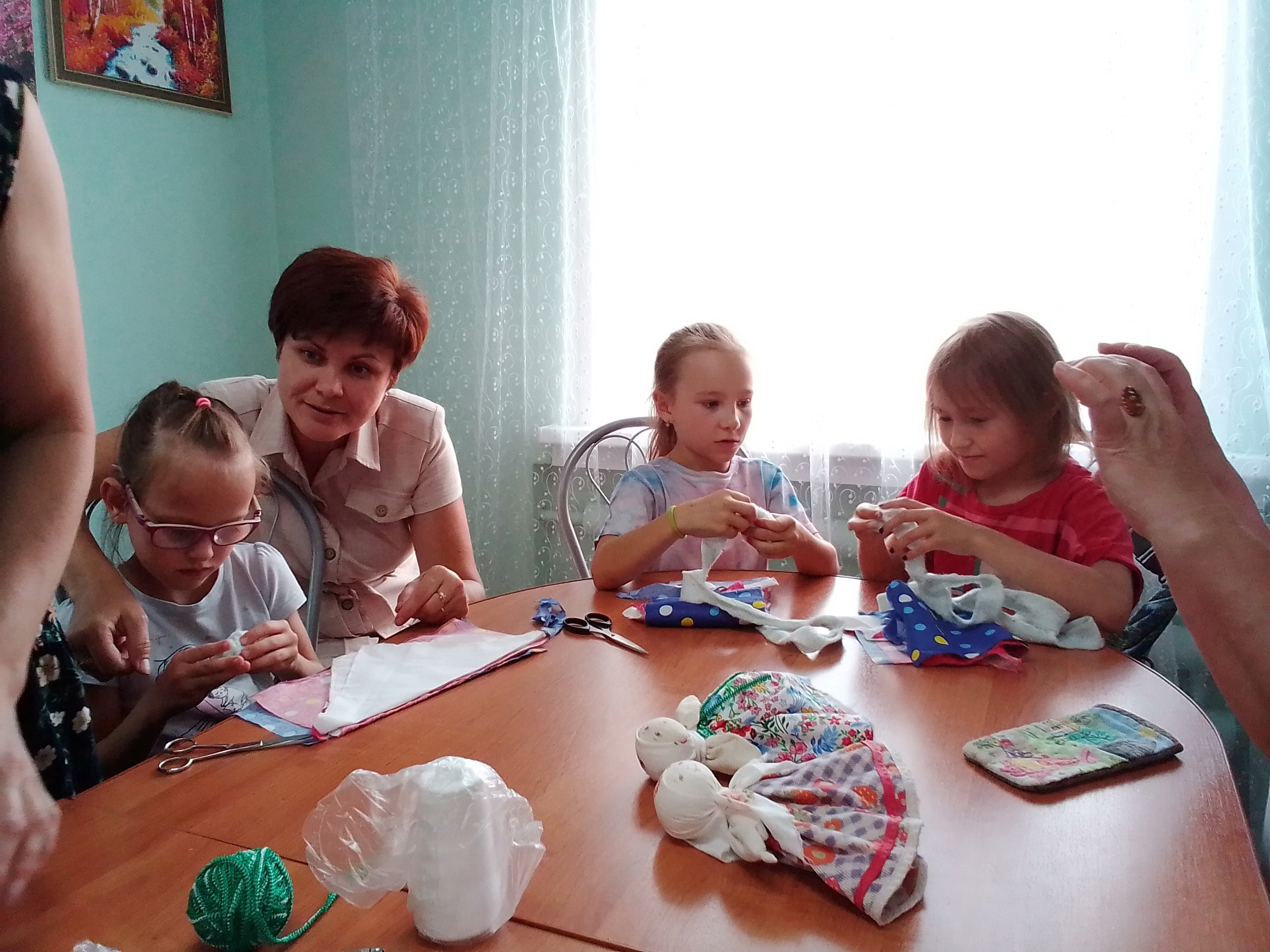 Социокультурные мероприятия, творческие игры и познавательные программы , мастер - классы и занятия декоративно-прикладным творчеством, проводимые в учреждении, помогают детям развить социально значимые навыки, способности и личностные качества,