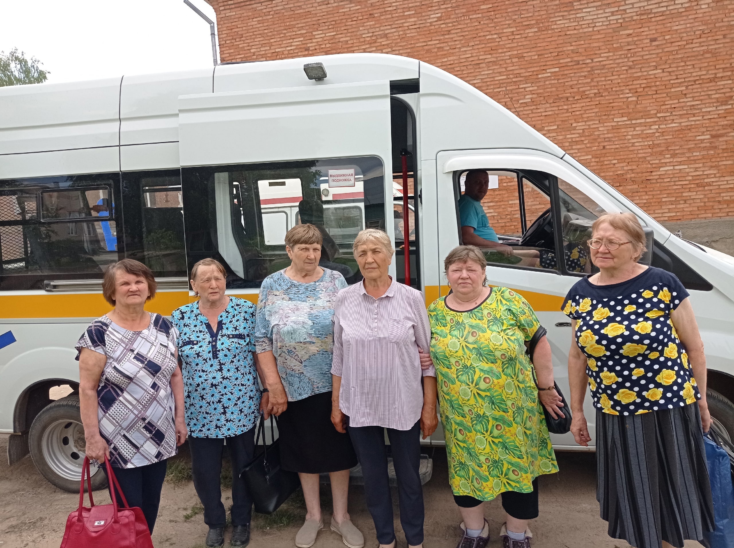 Продолжает свою работу мобильная бригада по доставке лиц в возрасте 60 лет и старше на диспансеризацию в медицинские учреждения и обратно.