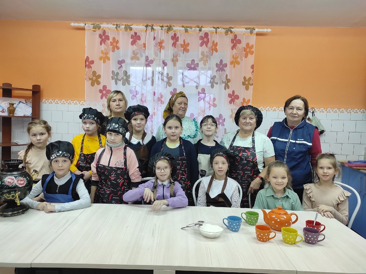 Самовар поет-гудит, только с виду он сердит.К потолку пускает пар наш красавец самовар!