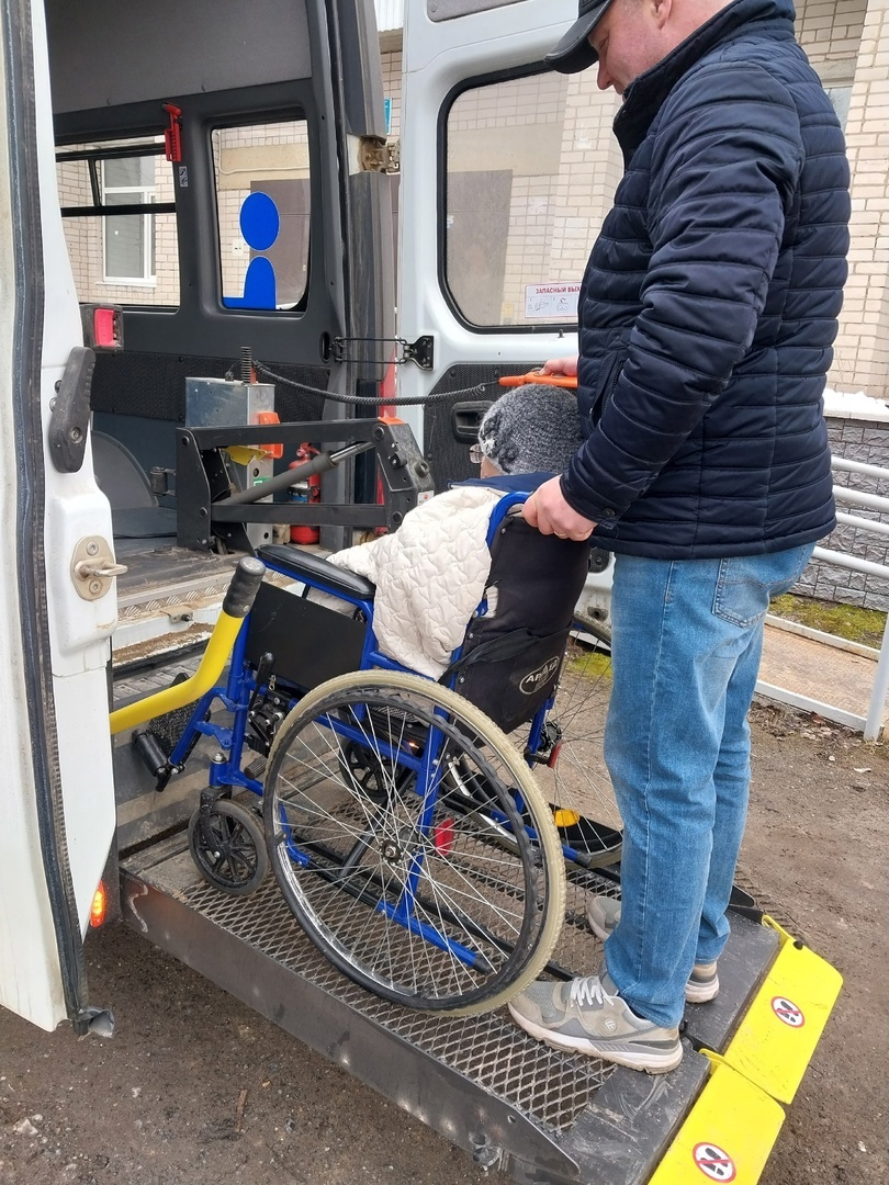 Маломобильным гражданам для поездок к объектам социальной инфраструктуры предоставляется специальный транспорт.