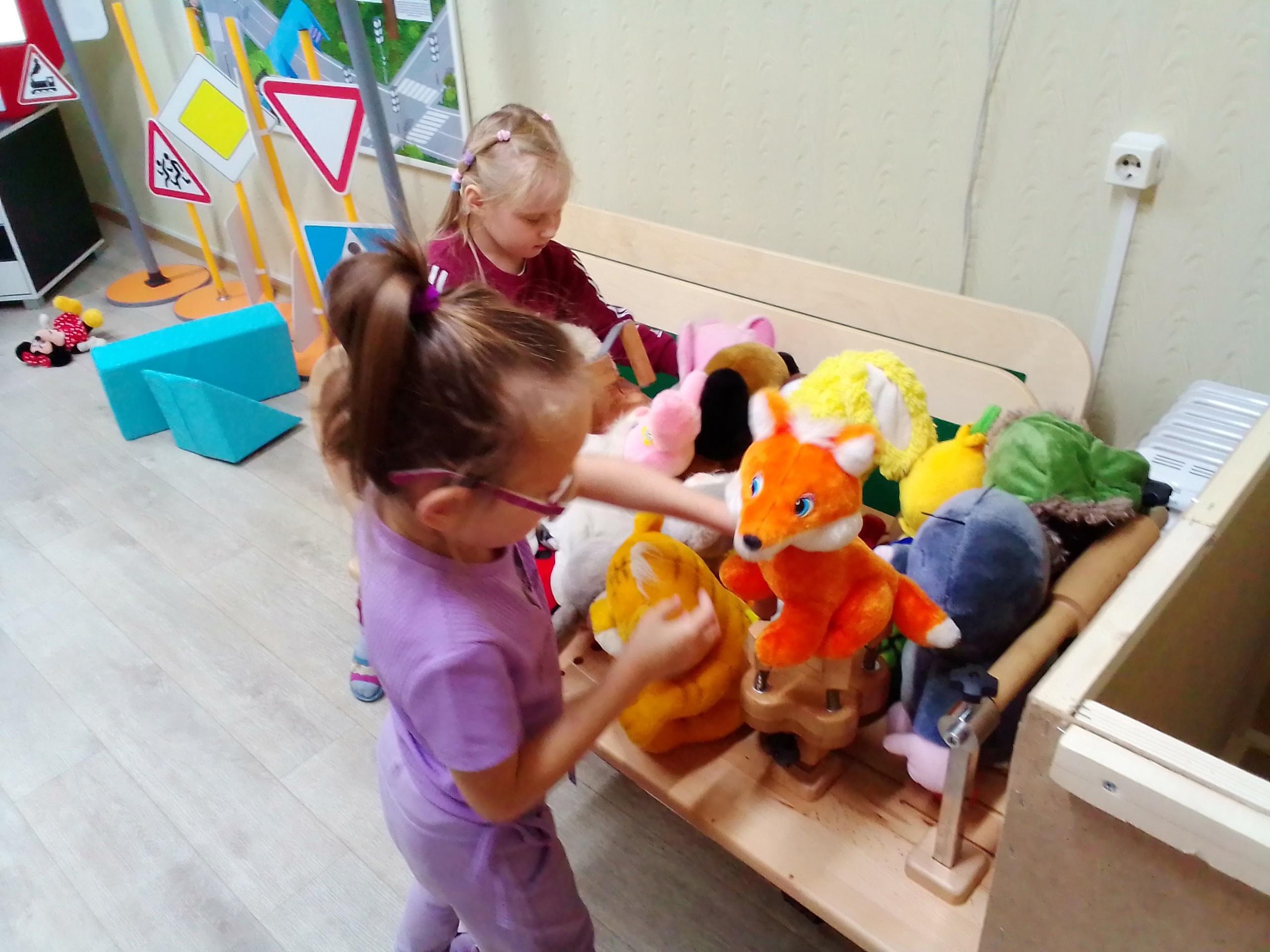 УЧИМСЯ ИГРАЯ