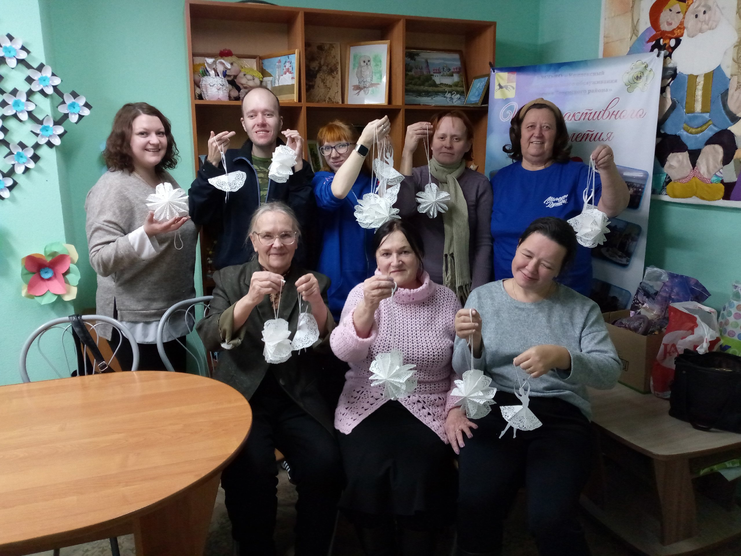 Какая чистая! Какая смелая! Светло-пушистая снежинка белая!