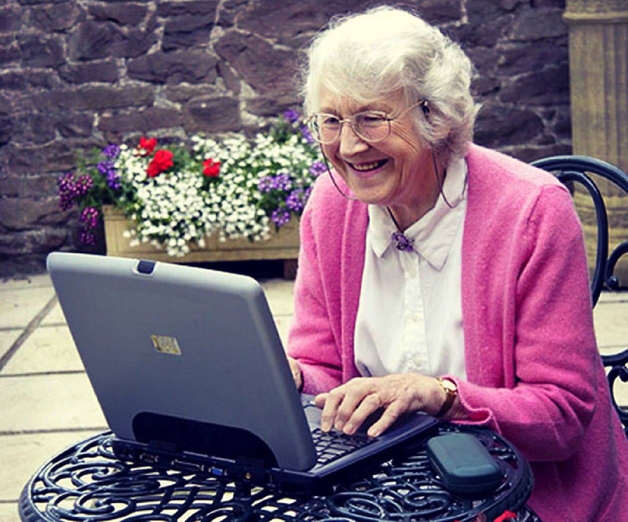 Современная бабушка за компьютером