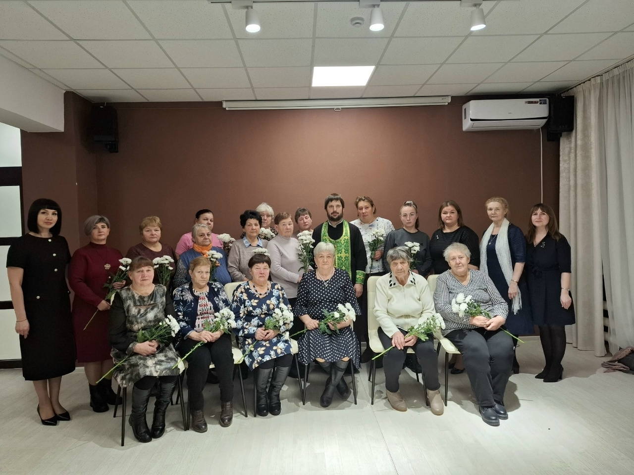 В преддверии праздника Дня матери в Тотемской центральной библиотеке имени Николая Рубцова состоялась встреча с матерями погибших солдат при исполнении воинского долга.