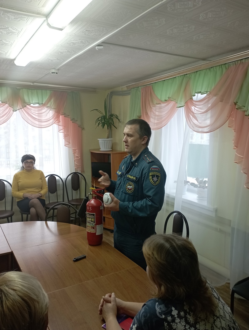 Специалисты Комплексного центра социального обслуживания населения Тотемского райна приняли участие в профилактическом занятии на тему "Основные требования пожарной безопасности в быту при эксплуатации печей, электрооборудования и при обращении с огнём"
