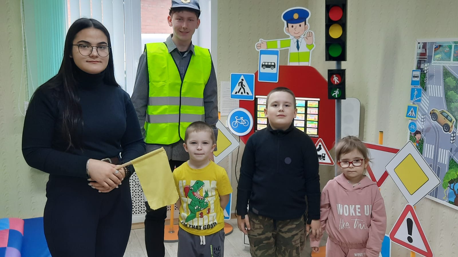 Комплексный центр Тотемского района радушно предоставил свою площадку для проведения увлекательного путешествия в страну "Здоровейка" общественно полезного проекта "Шаг вперед", реализуемого детским садом "Сказка".