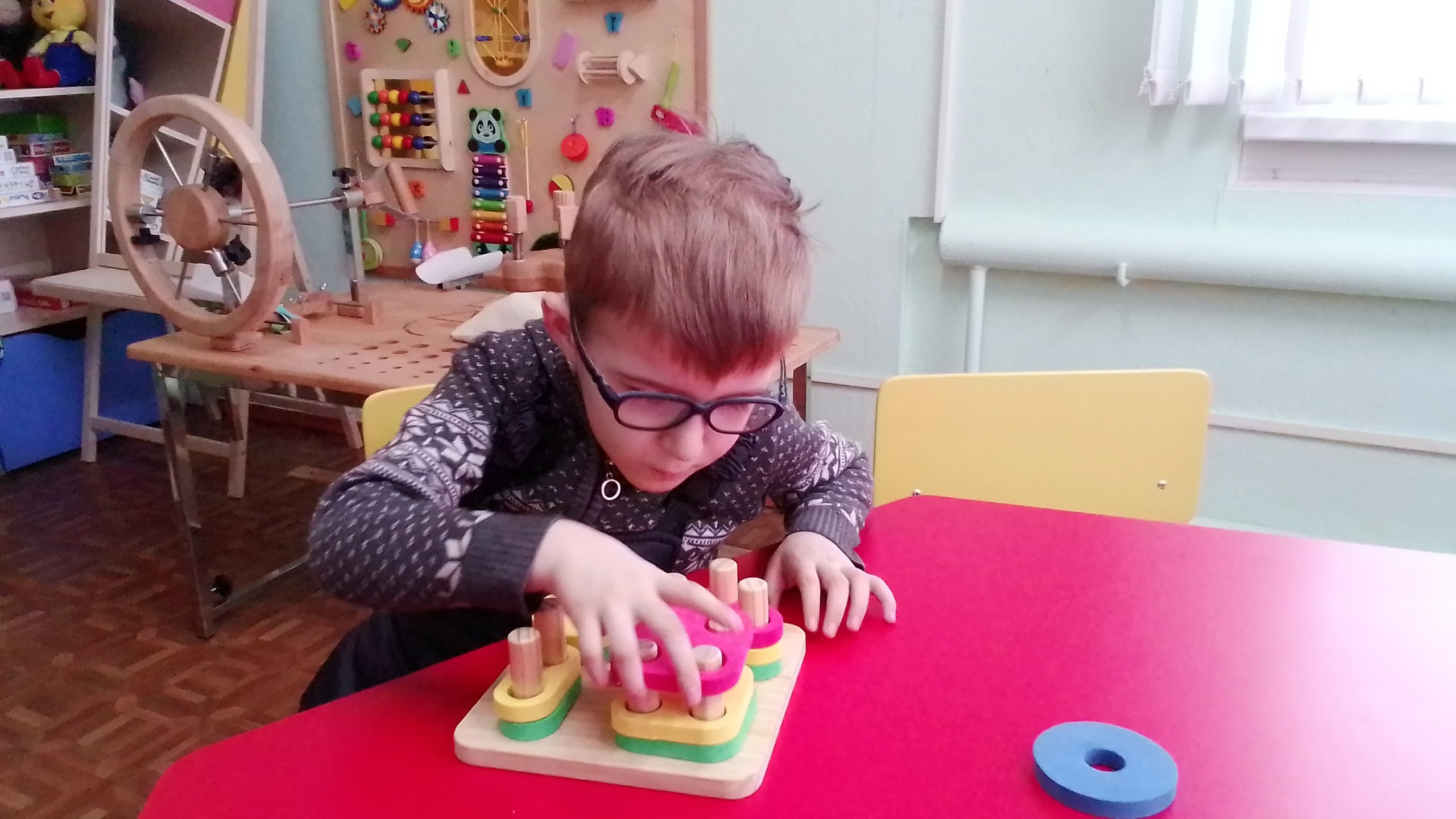 В Комплексном центре Тотемского района для семей, воспитывающих детей с особенностями развития раннего возраста организовано предоставление комплекса социальных услуг и квалифицированной помощи , основанной на потребностях таких семей.