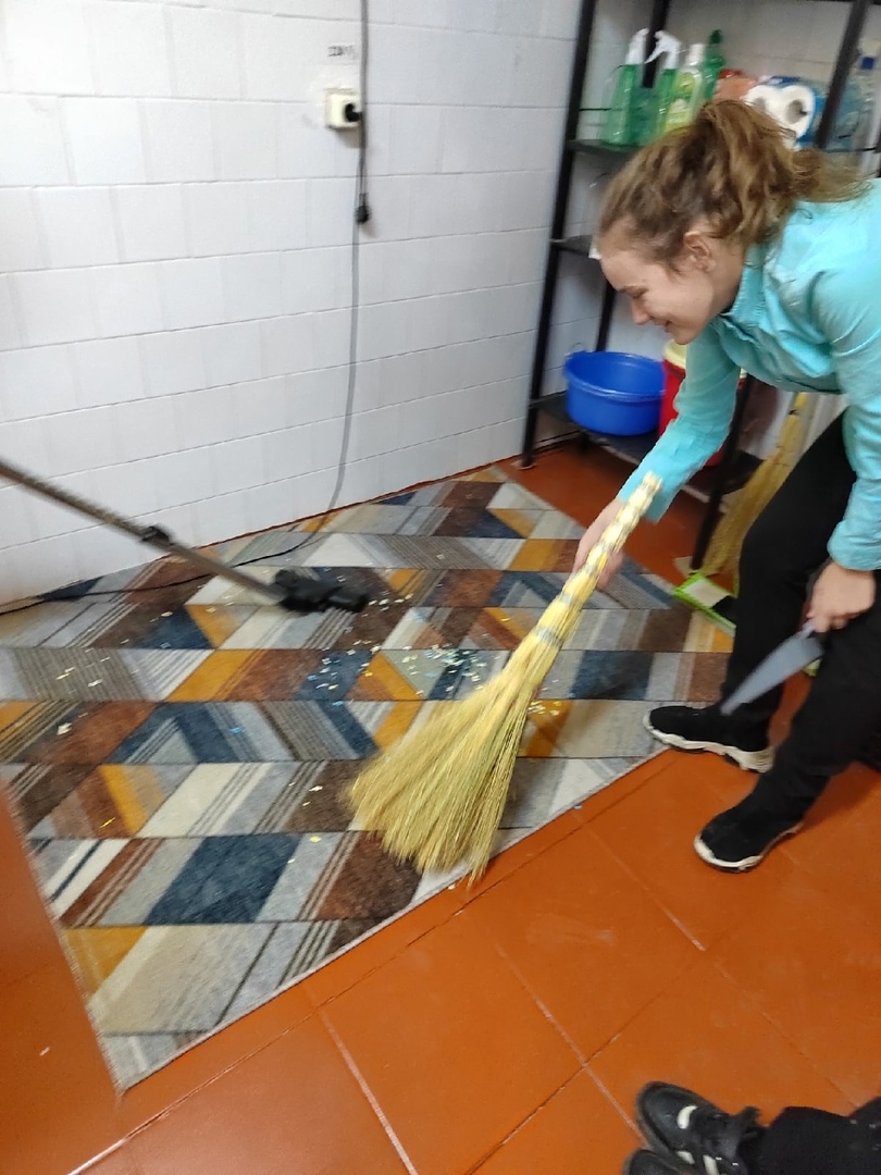 "Генеральная уборка продолжается.Спорил веник с пылесосом."