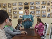 ПОРТРЕТ СЕМЬИ В ИНТЕРЬЕРЕ ВРЕМЕНИ